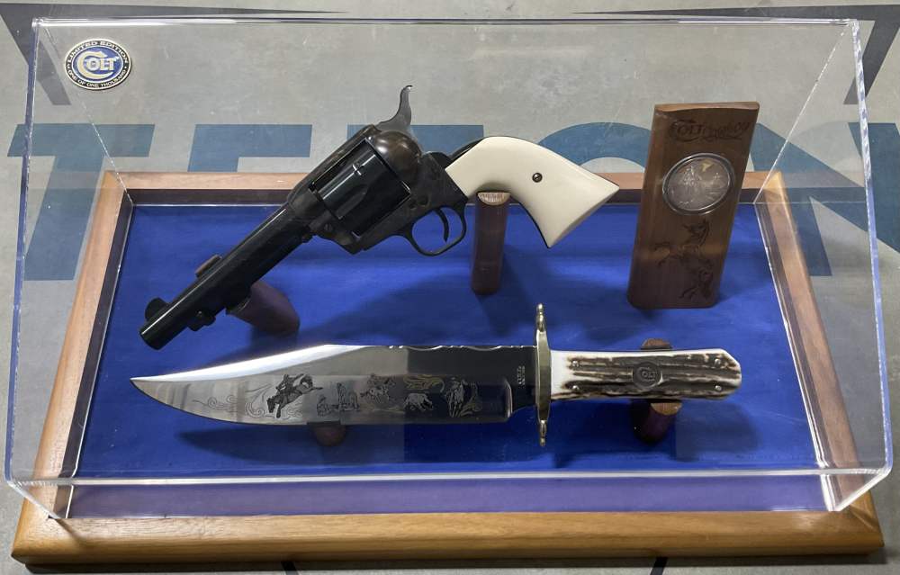 Colt cowboy Knife Coin set Ivory Grips Case and box-img-0