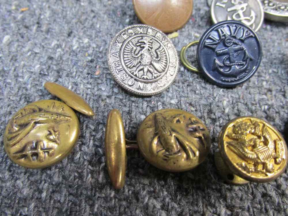 LOT 21 MILITARY/CIVILIAN VINTAGE BUTTONS AND PAIR OF MATCHING CUFF LINKS-img-4