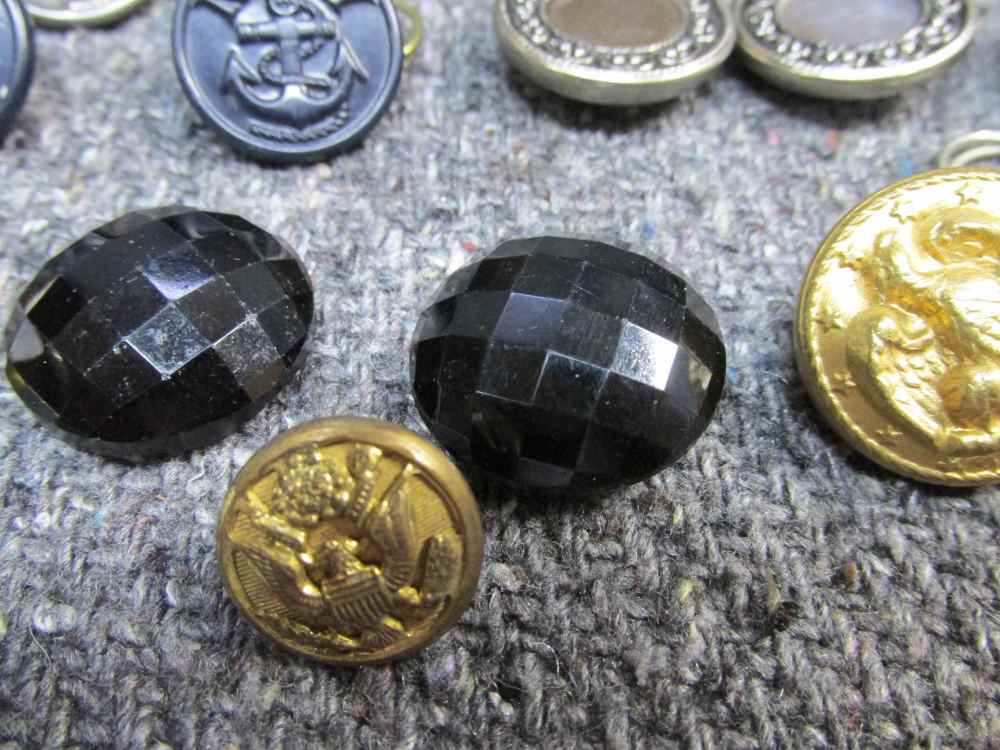LOT 21 MILITARY/CIVILIAN VINTAGE BUTTONS AND PAIR OF MATCHING CUFF LINKS-img-5
