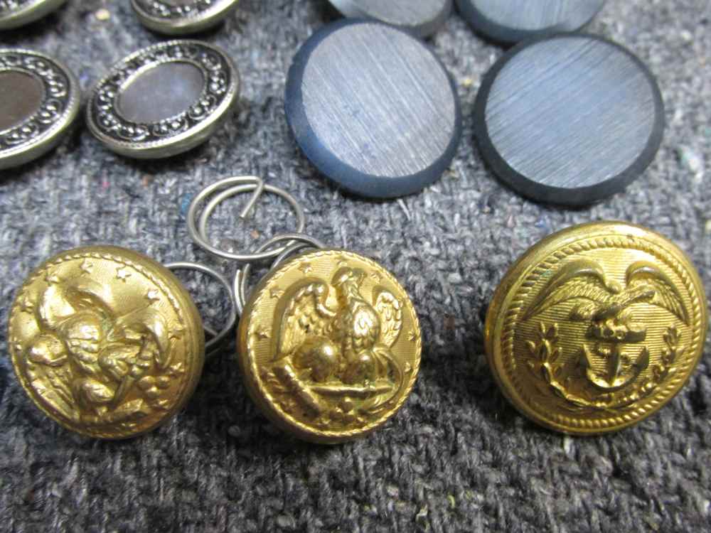 LOT 21 MILITARY/CIVILIAN VINTAGE BUTTONS AND PAIR OF MATCHING CUFF LINKS-img-6