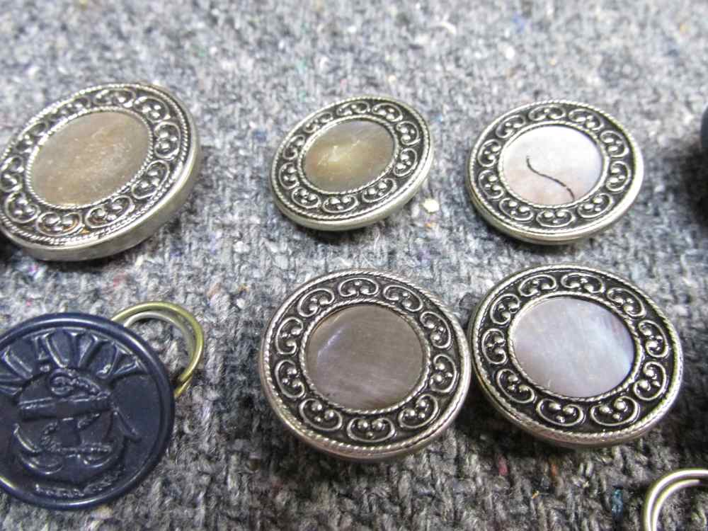 LOT 21 MILITARY/CIVILIAN VINTAGE BUTTONS AND PAIR OF MATCHING CUFF LINKS-img-2