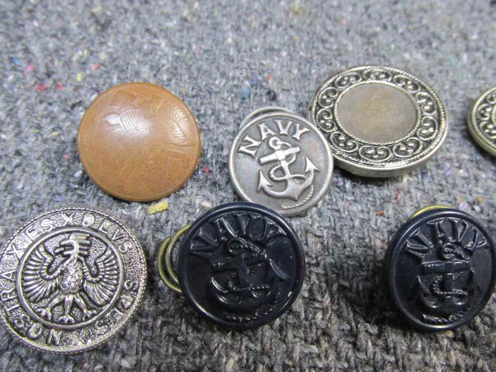 LOT 21 MILITARY/CIVILIAN VINTAGE BUTTONS AND PAIR OF MATCHING CUFF LINKS-img-3
