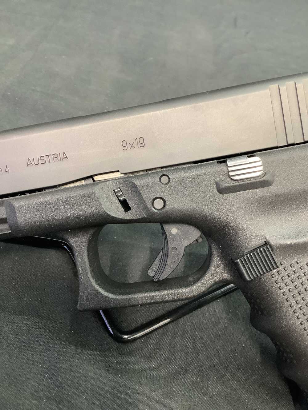 Glock 19 gen4 9mm Night Sights 15rd mags-img-7