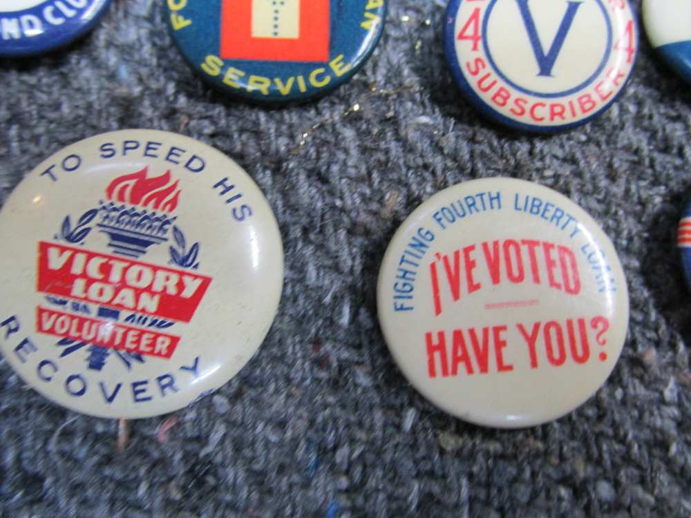 14 PIECES WWI/WWII ERA HOMEFRONT & WAR BOND PINS, ALL DIFFERENT-img-4