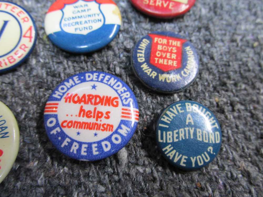 14 PIECES WWI/WWII ERA HOMEFRONT & WAR BOND PINS, ALL DIFFERENT-img-1