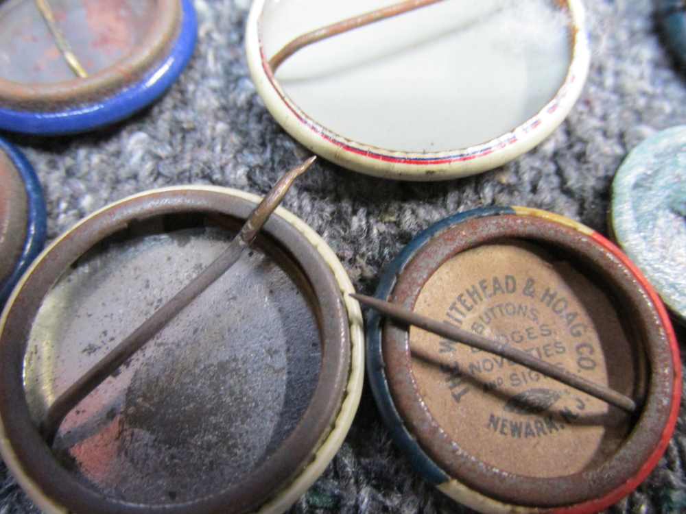 14 PIECES WWI/WWII ERA HOMEFRONT & WAR BOND PINS, ALL DIFFERENT-img-12