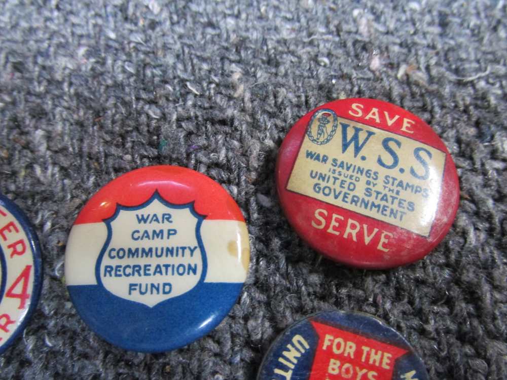 14 PIECES WWI/WWII ERA HOMEFRONT & WAR BOND PINS, ALL DIFFERENT-img-2