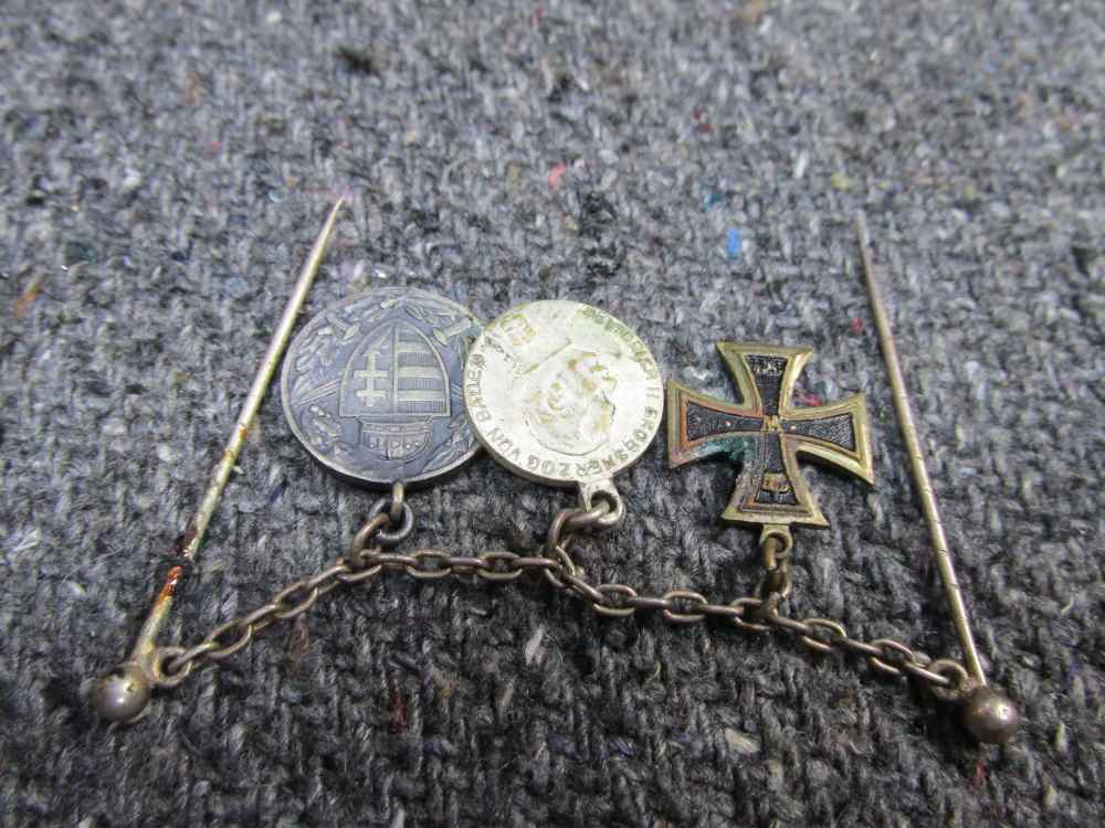 WWI/WWII GERMAN DOUBLE PIN VEST/TAILCOAT CHAIN, 3 MINI MEDALS-img-1