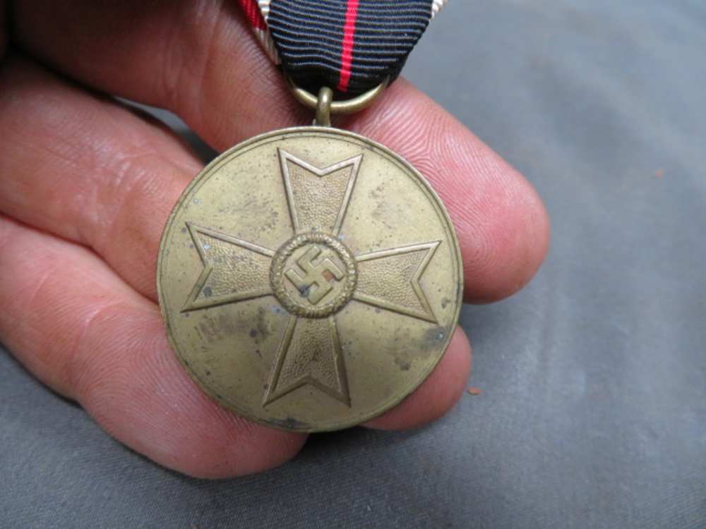 WWII GERMAN WAR MERIT MEDAL-ORIGINAL-NICE DETAIL & PATINA-img-1