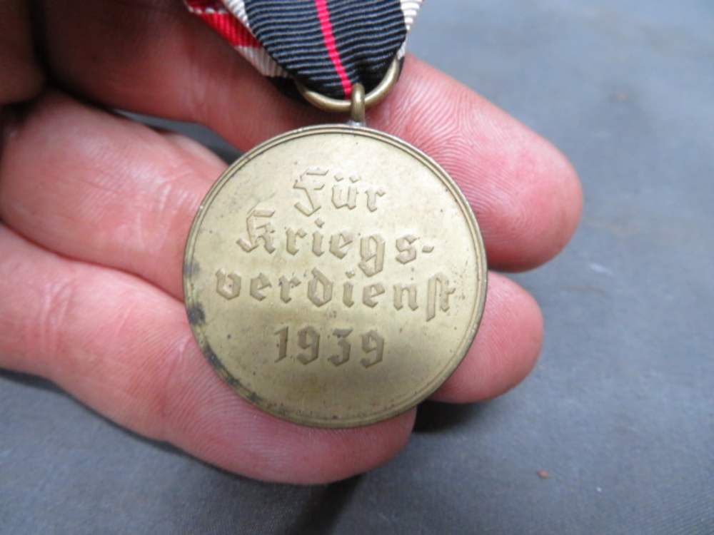 WWII GERMAN WAR MERIT MEDAL-ORIGINAL-NICE DETAIL & PATINA-img-4