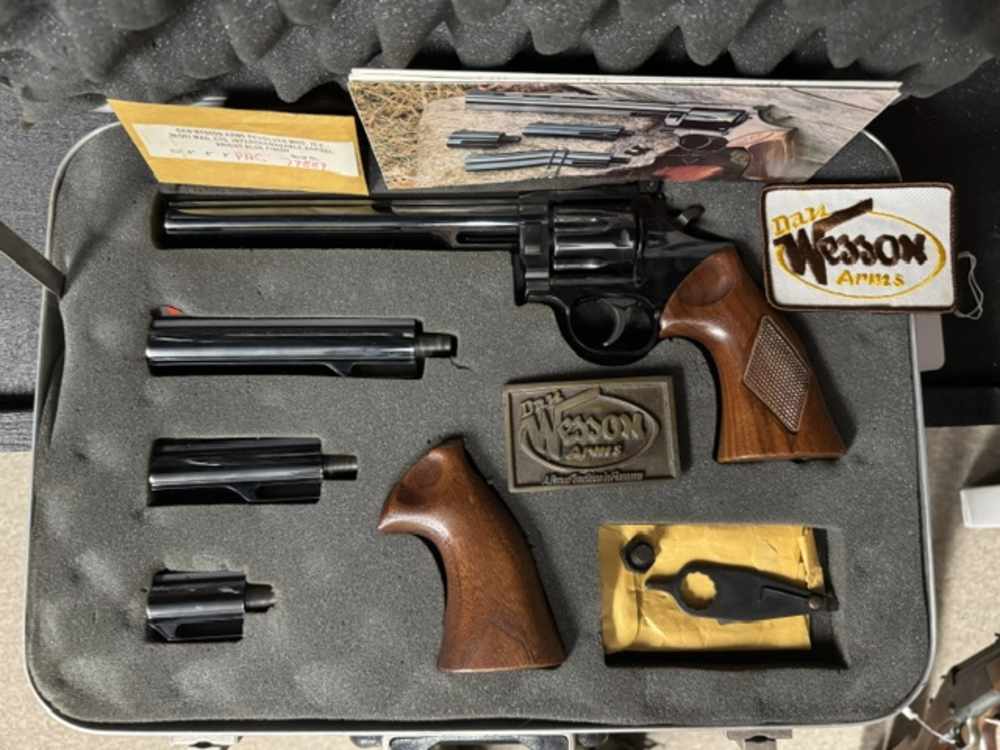 DAN WESSON COLLECTOR PISTOL PACK, 4 BARREL, .357 WITH CASE AND ALL ORIGINAL-img-0