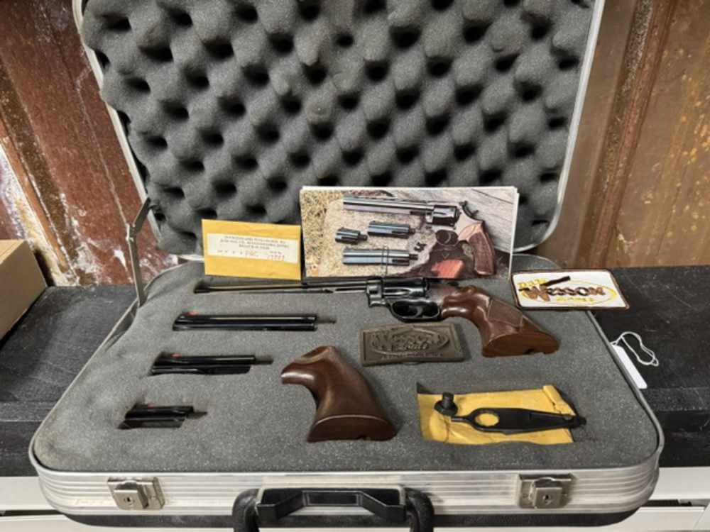 DAN WESSON COLLECTOR PISTOL PACK, 4 BARREL, .357 WITH CASE AND ALL ORIGINAL-img-1