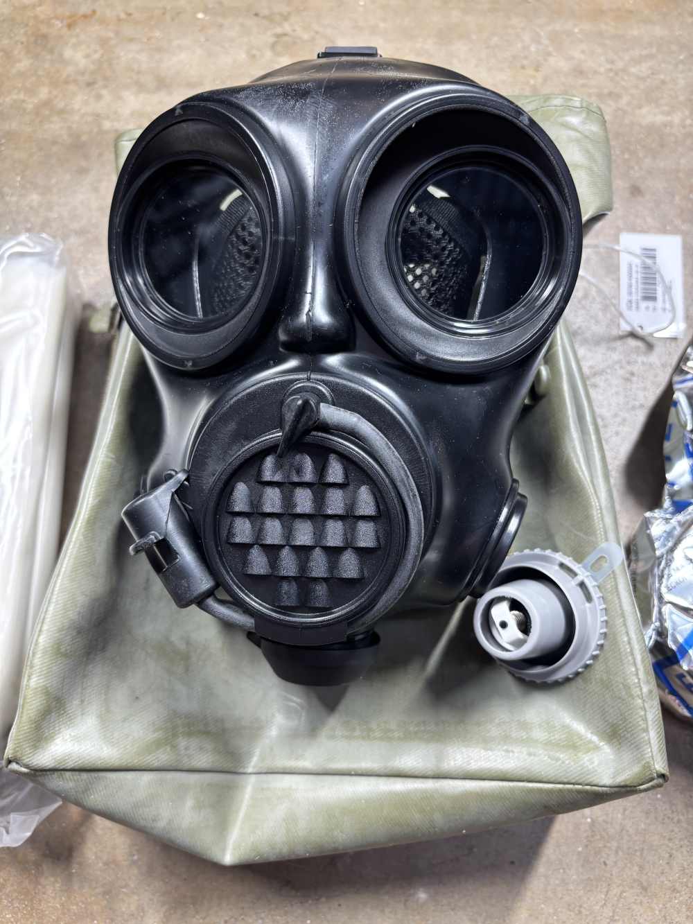 NOS Czech OM-90 Gas Mask w/1-40mm NATO Filter & Protective Suit OM90 Surp-img-1