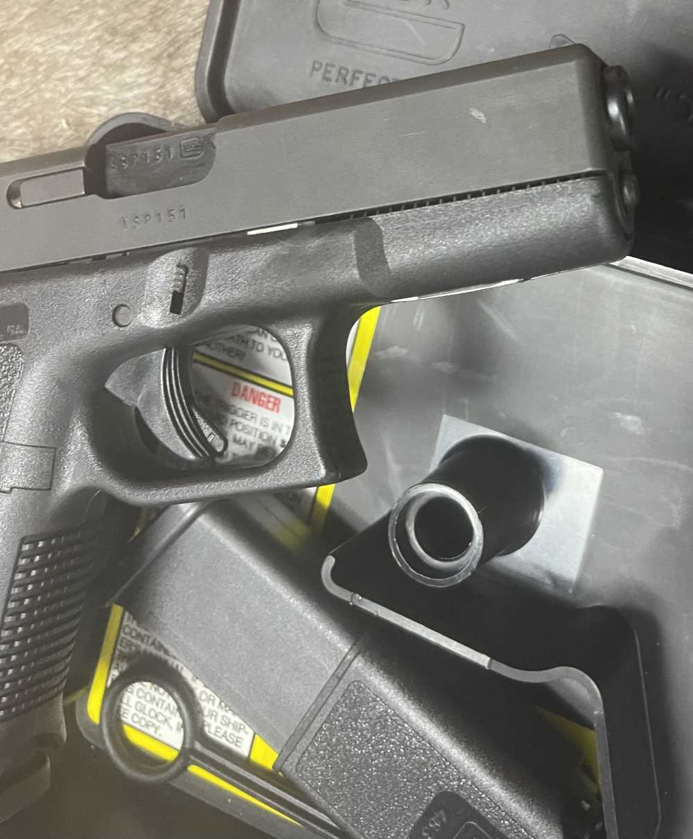 LNIB Glock 19 GEN 2 9mm Austrian Factory Grease Tupperware Box w/extras-img-10