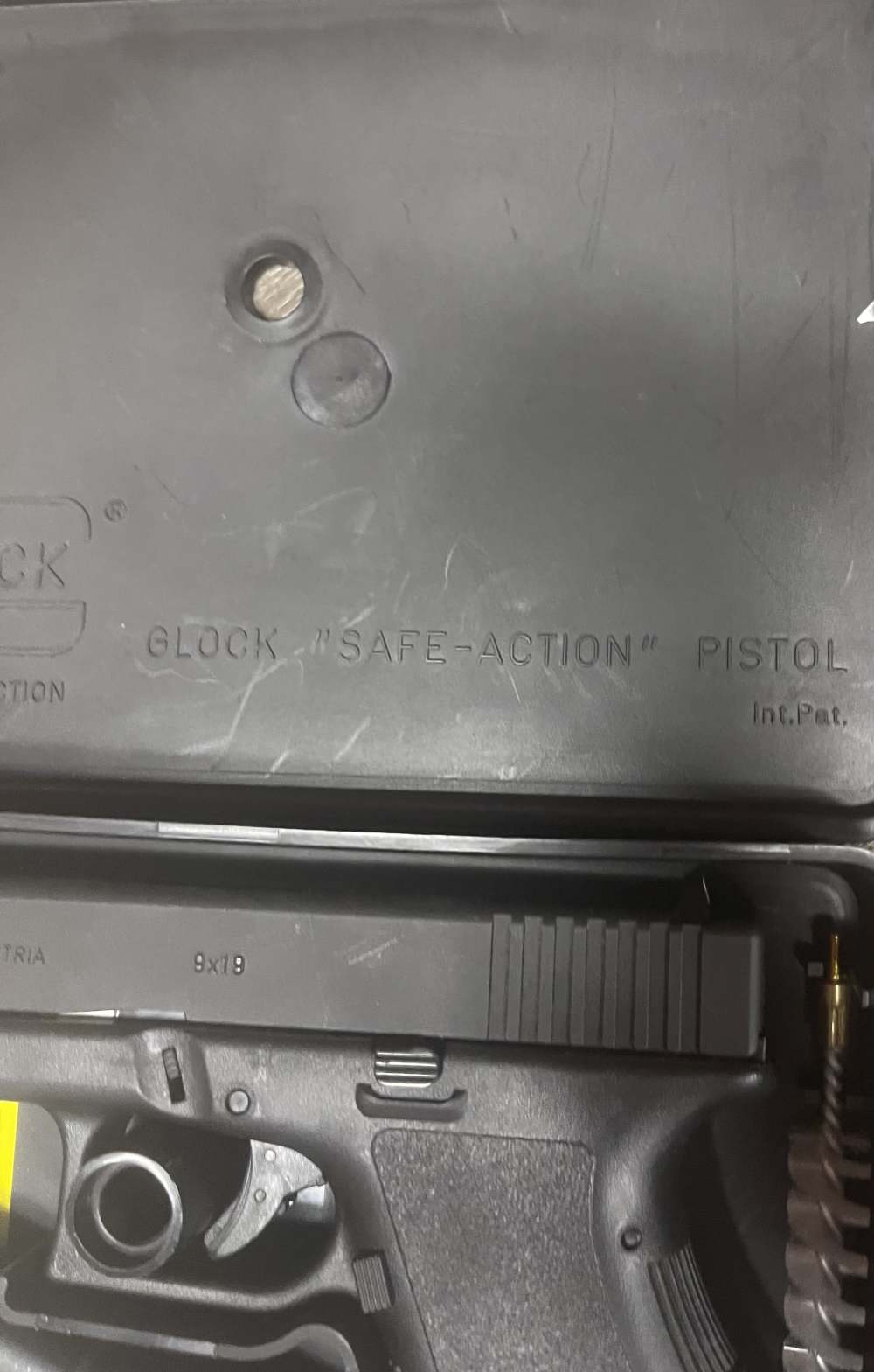 LNIB Glock 19 GEN 2 9mm Austrian Factory Grease Tupperware Box w/extras-img-4