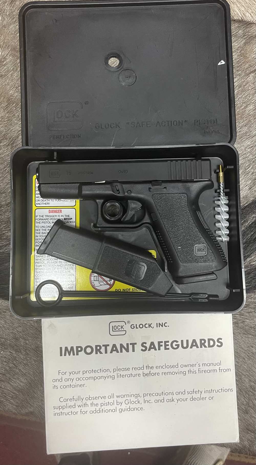 LNIB Glock 19 GEN 2 9mm Austrian Factory Grease Tupperware Box w/extras-img-0