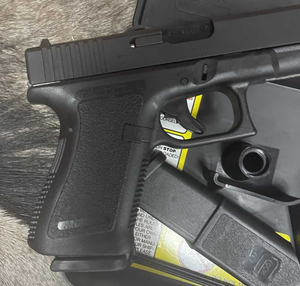 LNIB Glock 19 GEN 2 9mm Austrian Factory Grease Tupperware Box w/extras-img-8