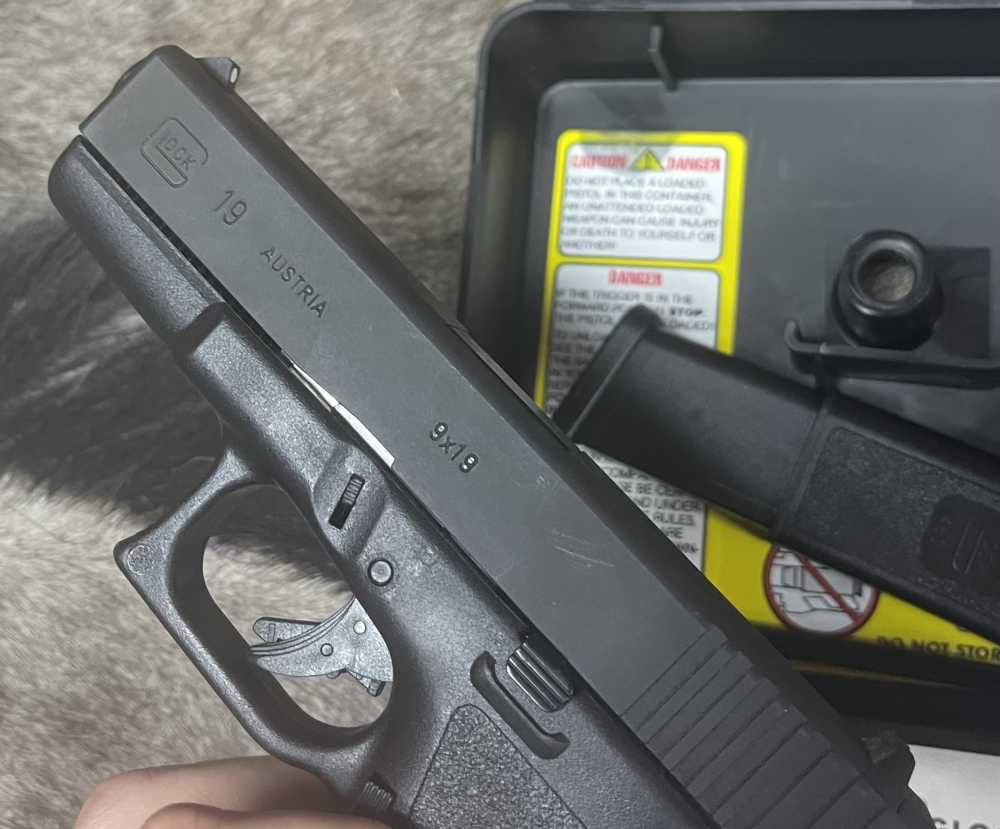 LNIB Glock 19 GEN 2 9mm Austrian Factory Grease Tupperware Box w/extras-img-6