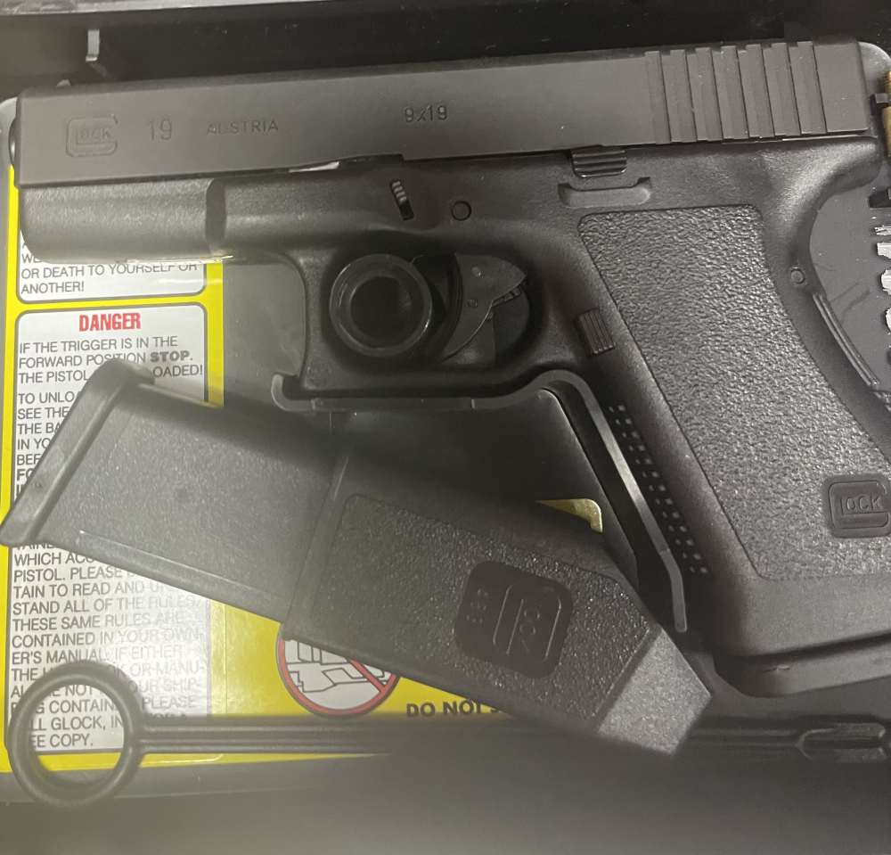 LNIB Glock 19 GEN 2 9mm Austrian Factory Grease Tupperware Box w/extras-img-1