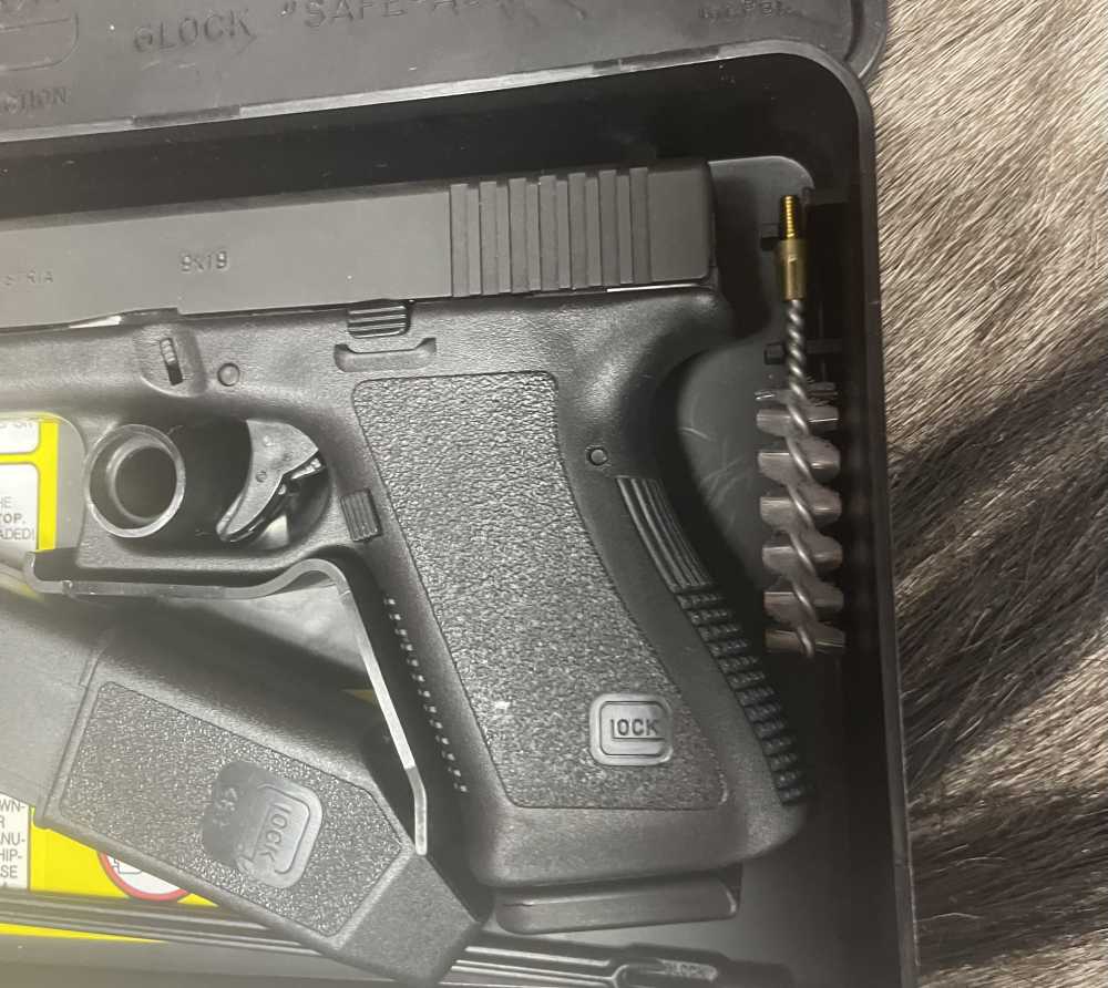 LNIB Glock 19 GEN 2 9mm Austrian Factory Grease Tupperware Box w/extras-img-7