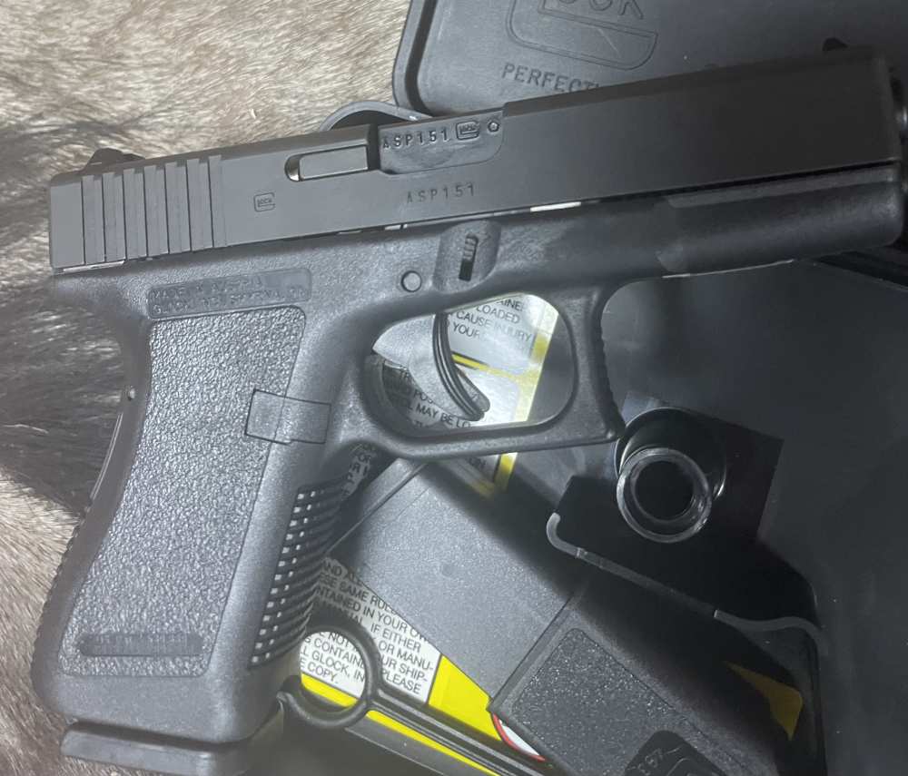 LNIB Glock 19 GEN 2 9mm Austrian Factory Grease Tupperware Box w/extras-img-9