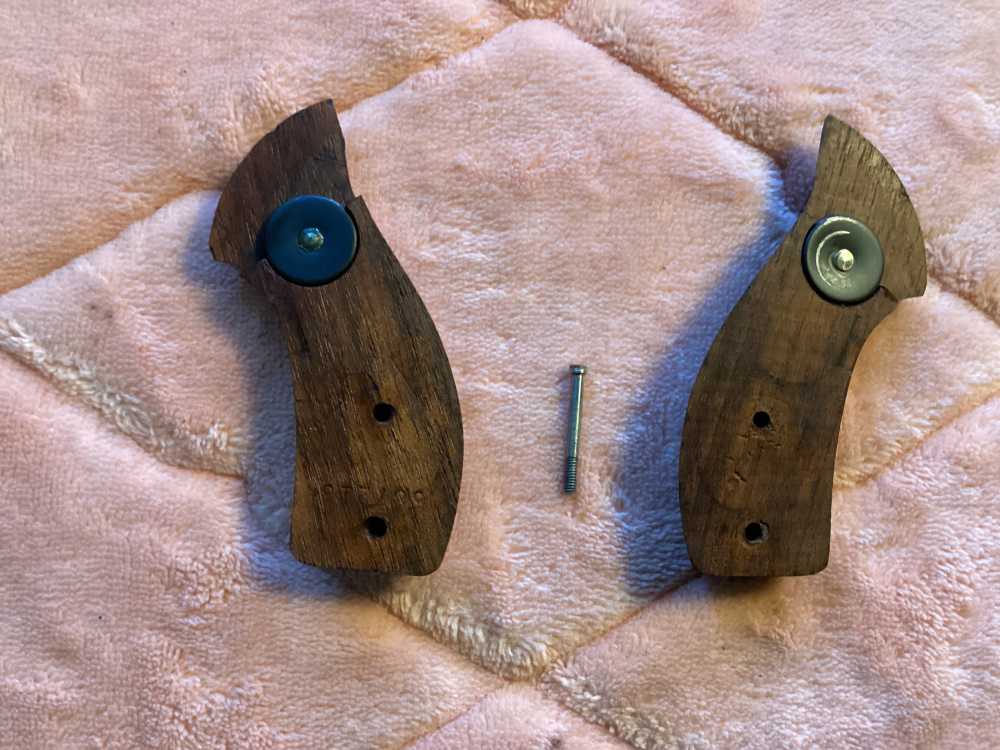  Smith & Wesson Diamond Walnut J Frame Round Butt Grips.-img-1