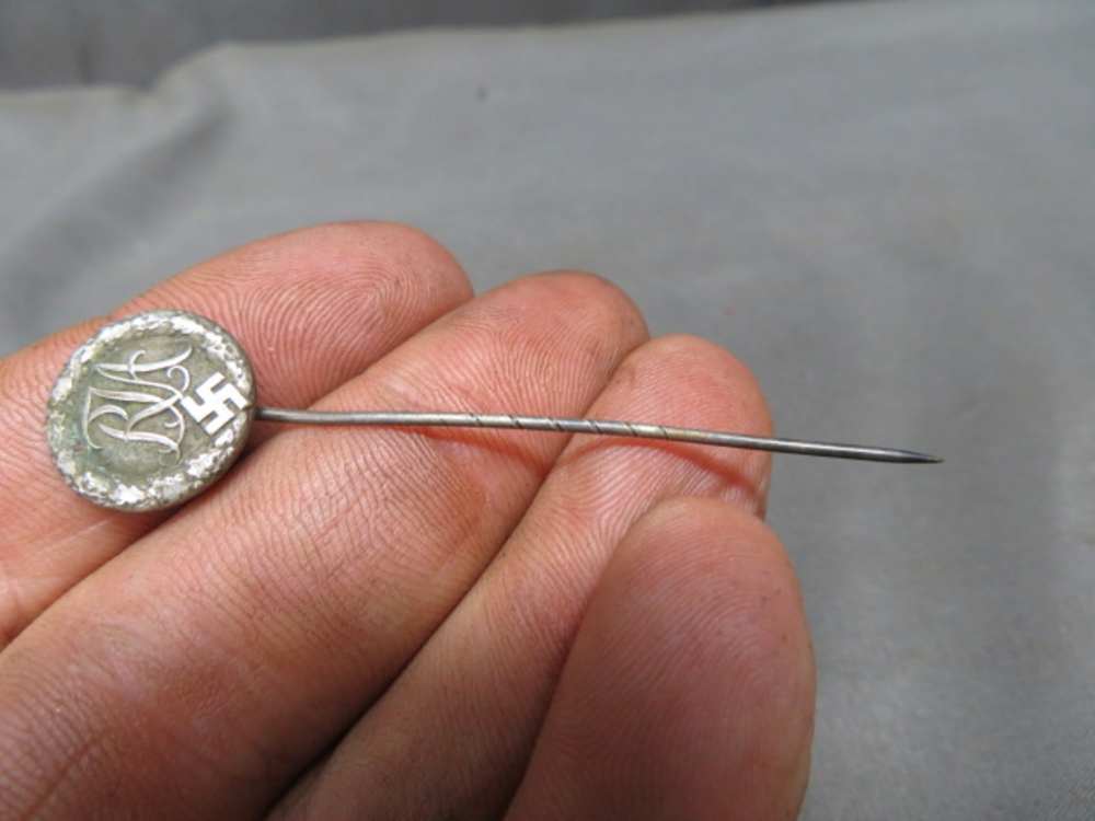 WWII GERMAN YOUTH SPORTS BADGE STICKPIN-NICE DETAIL & FINISH-img-3