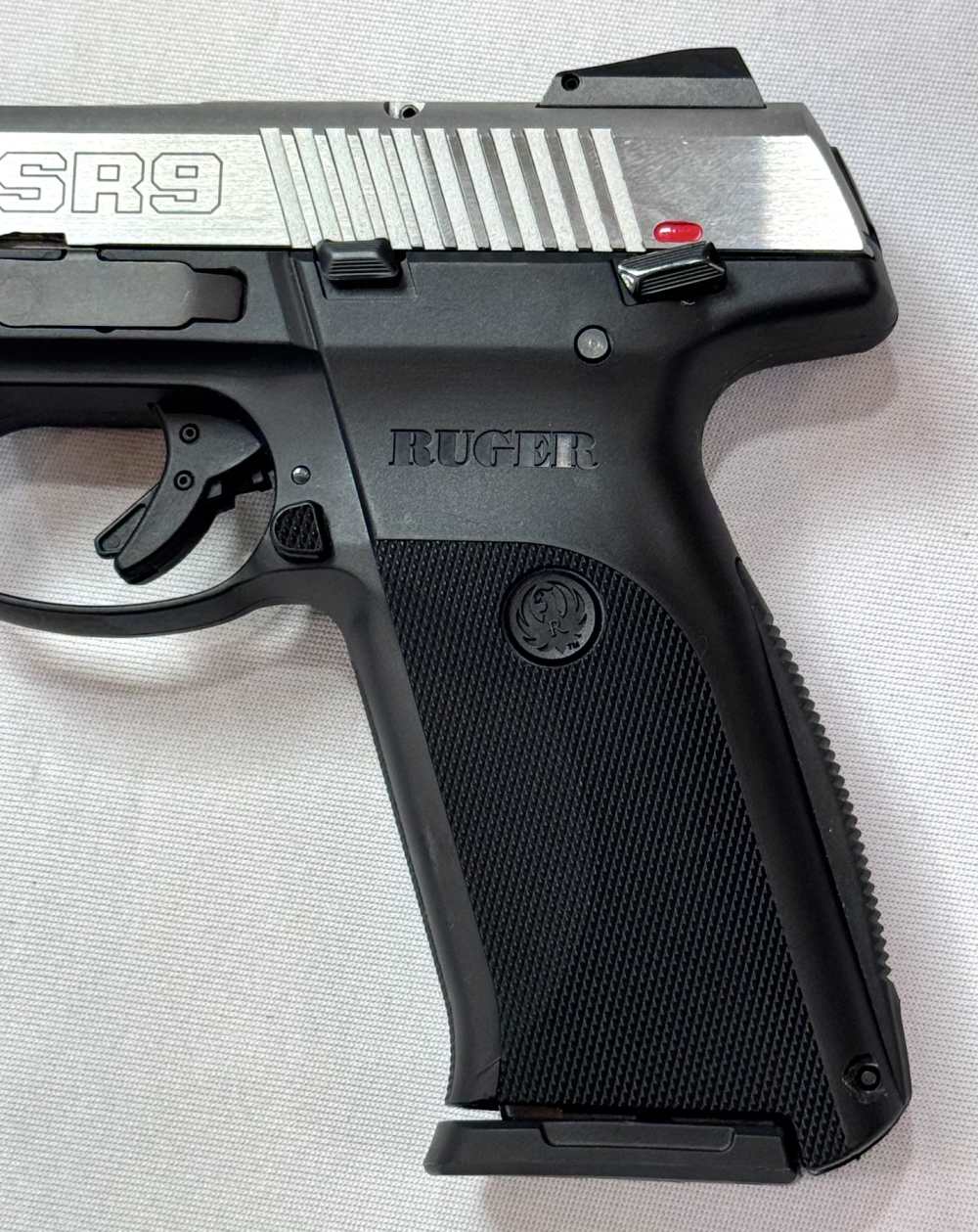 Ruger SR9 Pistol, 9mm, 4 1/8" Barrel, FIVE x 17 Round Mags, Nice!-img-1