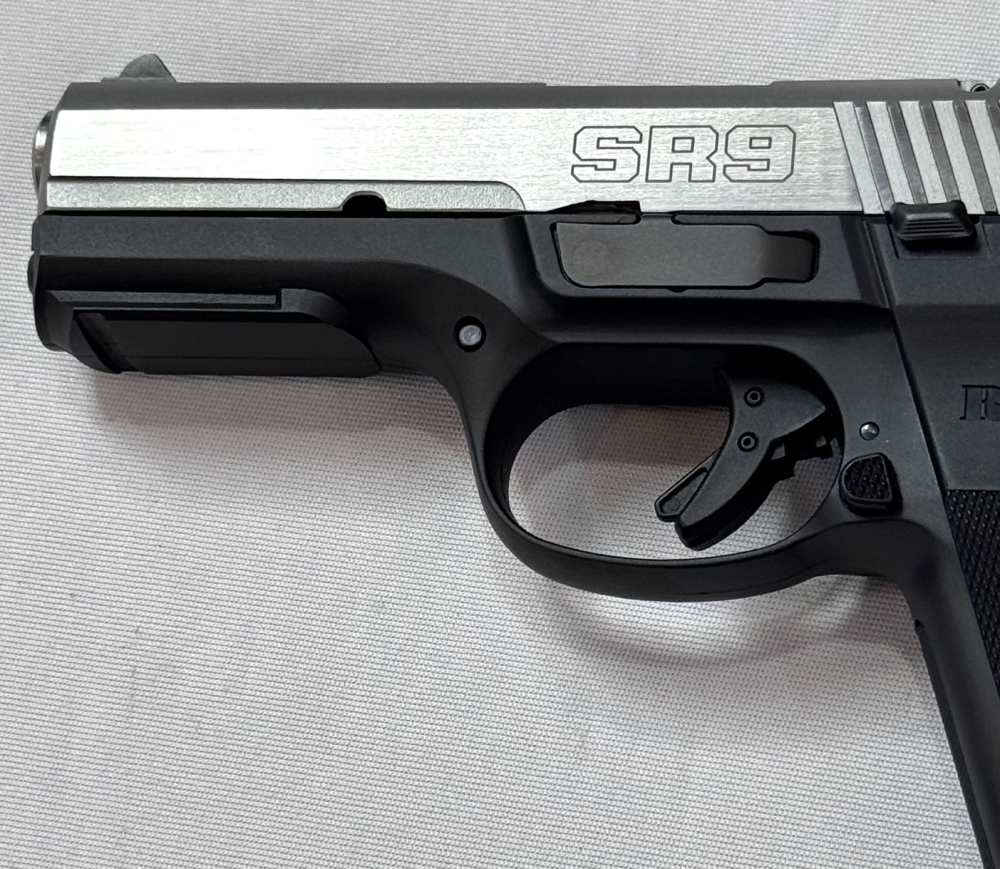 Ruger SR9 Pistol, 9mm, 4 1/8" Barrel, FIVE x 17 Round Mags, Nice!-img-2