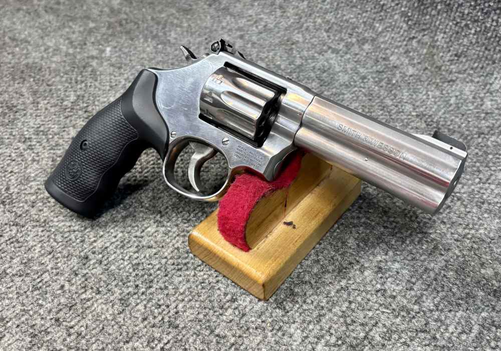 Smith & Wesson 617 -6  Ten Shot 22 LR with 4 inch barrel mint in box -img-3