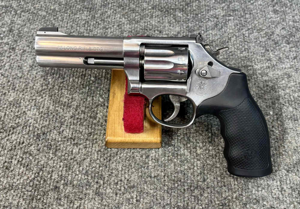 Smith & Wesson 617 -6  Ten Shot 22 LR with 4 inch barrel mint in box -img-5