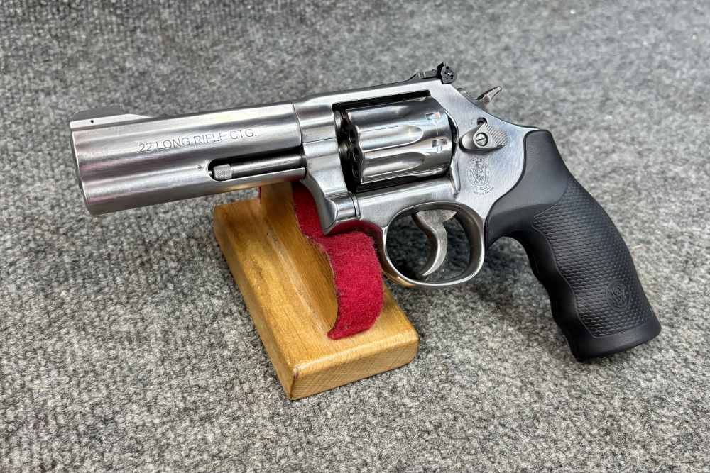 Smith & Wesson 617 -6  Ten Shot 22 LR with 4 inch barrel mint in box -img-6