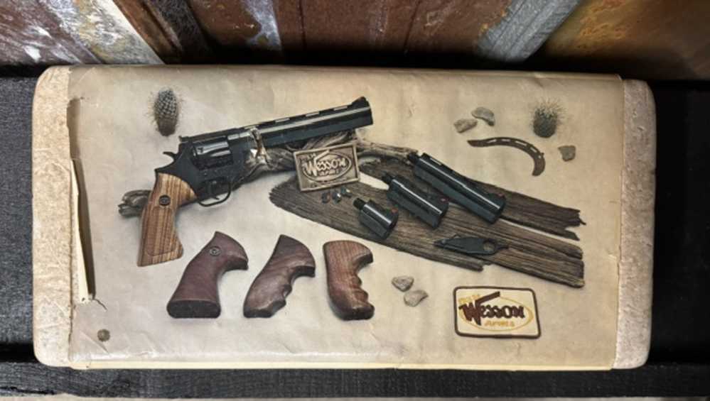 DAN WESSON .357 MAG WITH 6" BARREL, ORIG. BOX AND LEATHER HOLSTER-img-6