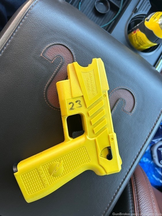 M26 taser yellow, with battery cartridge -img-0