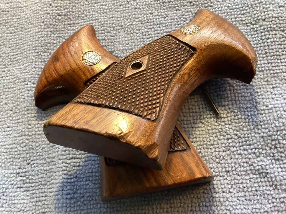 Smith & Wesson K Frame Diamond Walnut Grips.-img-2