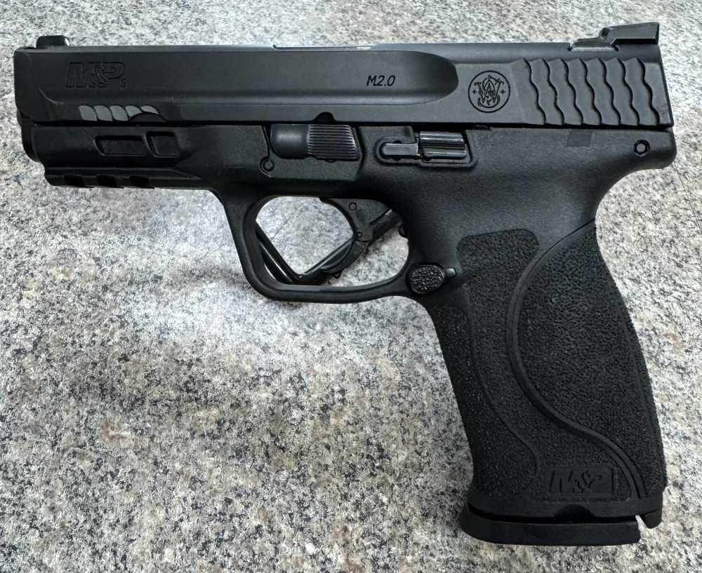 Smith & Wesson M&P9 M2.0 9mm 4" Semi-Auto Pistol – Excellent Condition-img-1