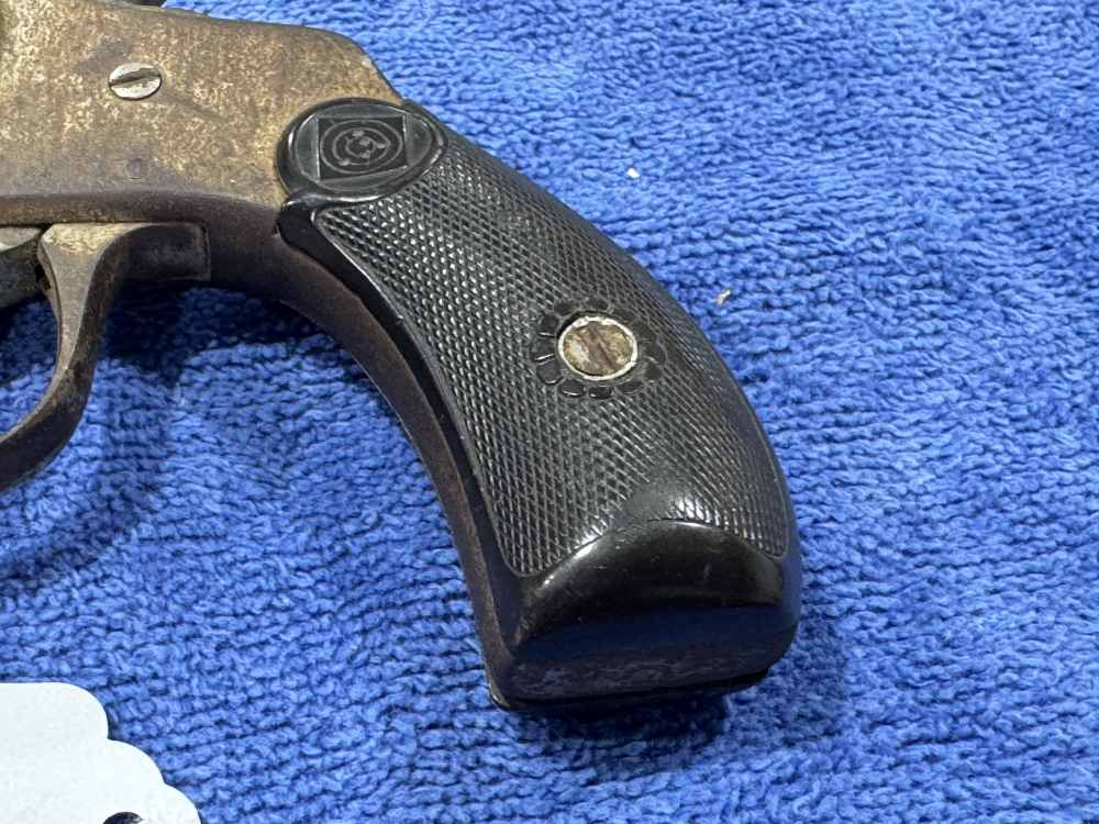 RUSTY REVOLVER UNKNOWN MAKER - ROUGHLY 22 CAL - GOOD FOR PARTS MAYBE (J-3)-img-1