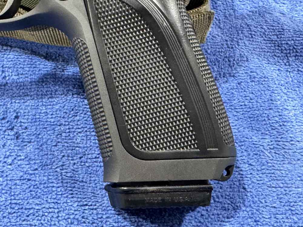 BROWNING MODEL BDM 9MM PISTOL W TWO MAGS - GREAT CONDITION (J-7)-img-22
