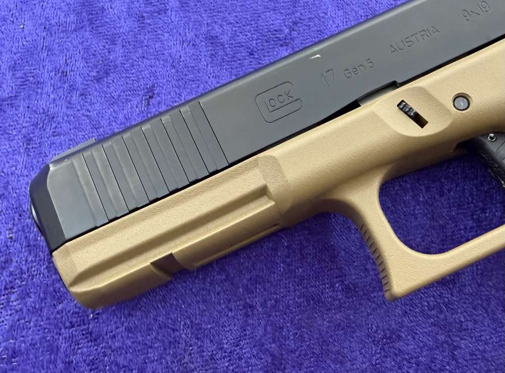 Glock 17 Gen5 Coyote French Military Contract Frame 9MM 2 Tone 3 Mags READ-img-4