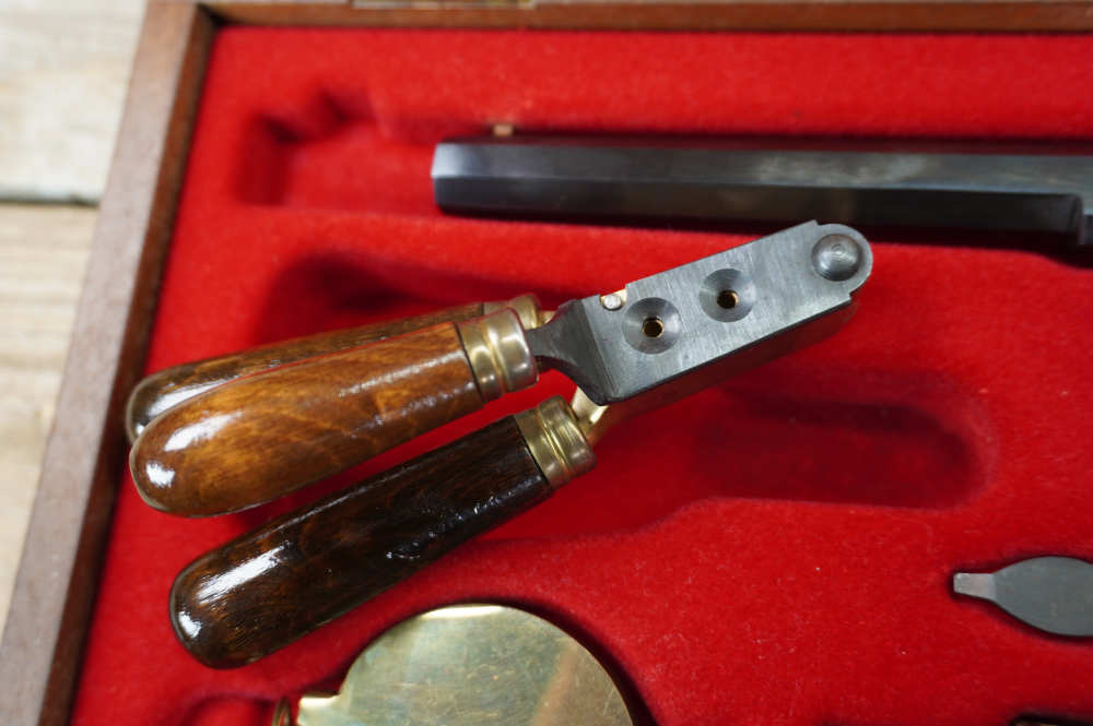 Colt 1836 Texas Paterson 7.5in w/ tools and accessories in display case -img-6