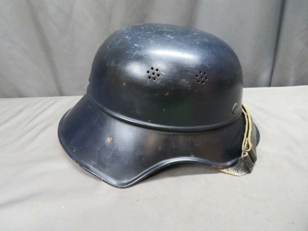 WWII GERMAN LUFTSCHUTZ “GLADIATOR” HELMET-ORIGINAL-NICE PAINT & LINER-img-1