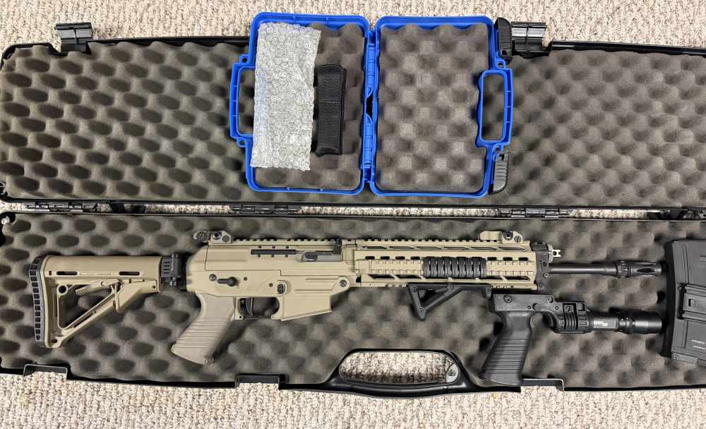 Sig 556 SWAT - Scarce Flat Dark Earth Finish - W/ Sig Light / Foregrip-img-1