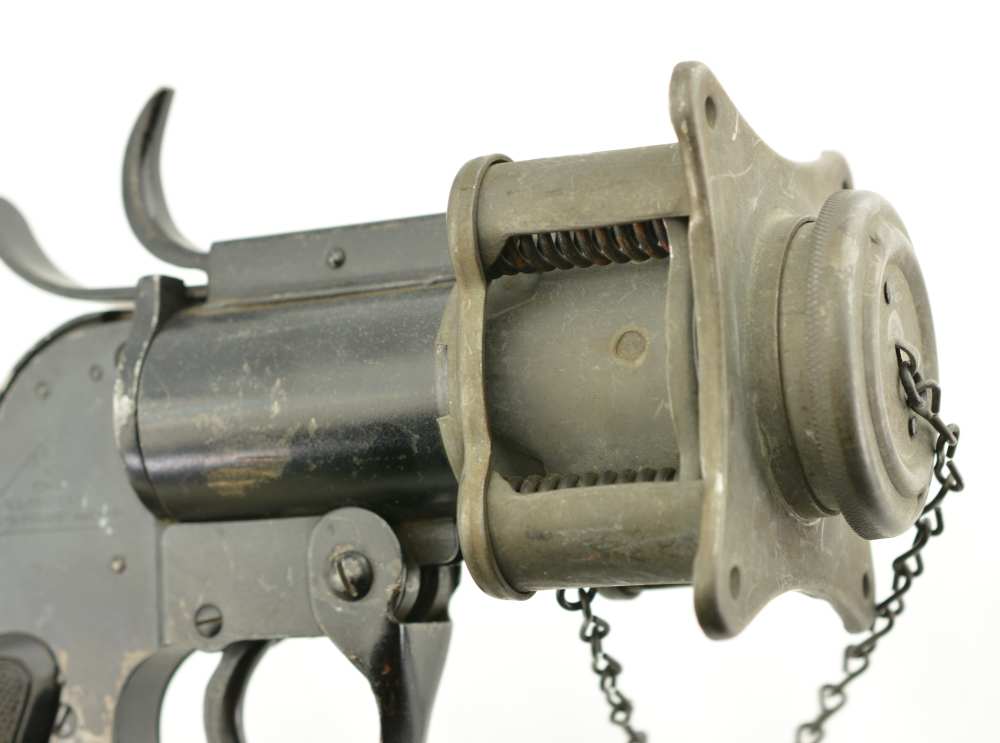 WW2 US M8 Flare Pistol by Eureka Vacuum Co. w/ Scarce M1 Aircraft Mount-img-3