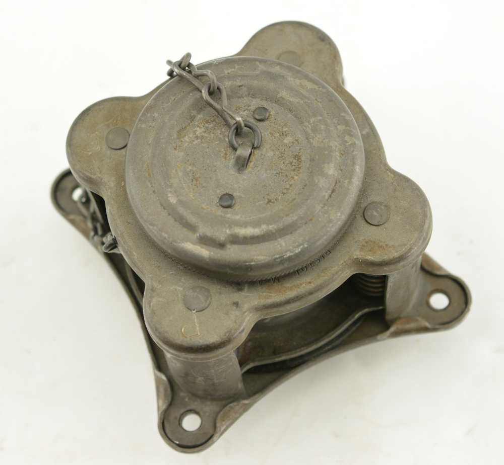 WW2 US M8 Flare Pistol by Eureka Vacuum Co. w/ Scarce M1 Aircraft Mount-img-12