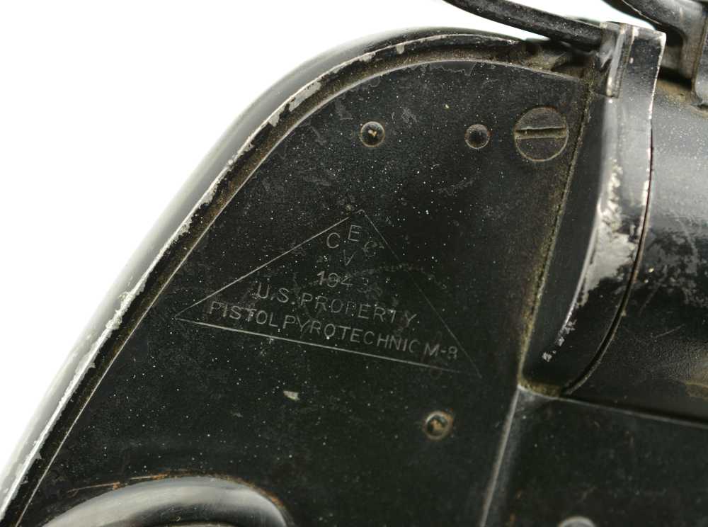 WW2 US M8 Flare Pistol by Eureka Vacuum Co. w/ Scarce M1 Aircraft Mount-img-2