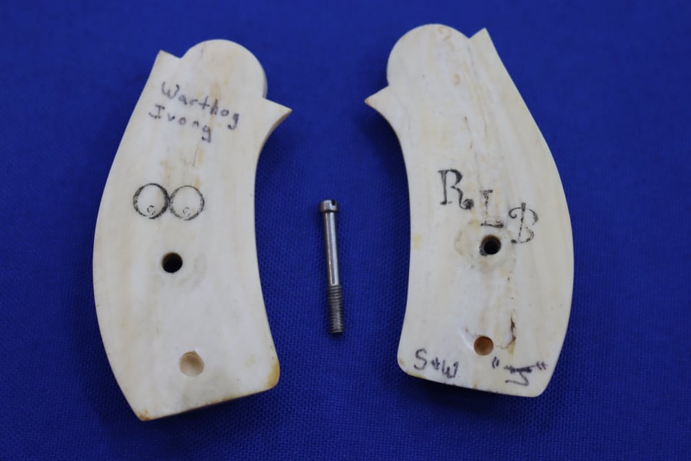 Vintage Smith & Wesson S&W J Frame Revolver Grips WARTHOG IVORY Rare RND 38-img-11