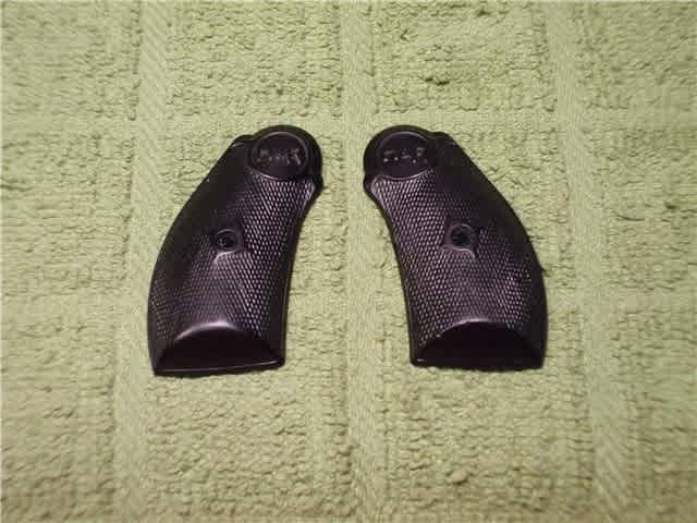 Custom Grips for H&R Models 632,633,900, 929 Round Butt Black-img-0