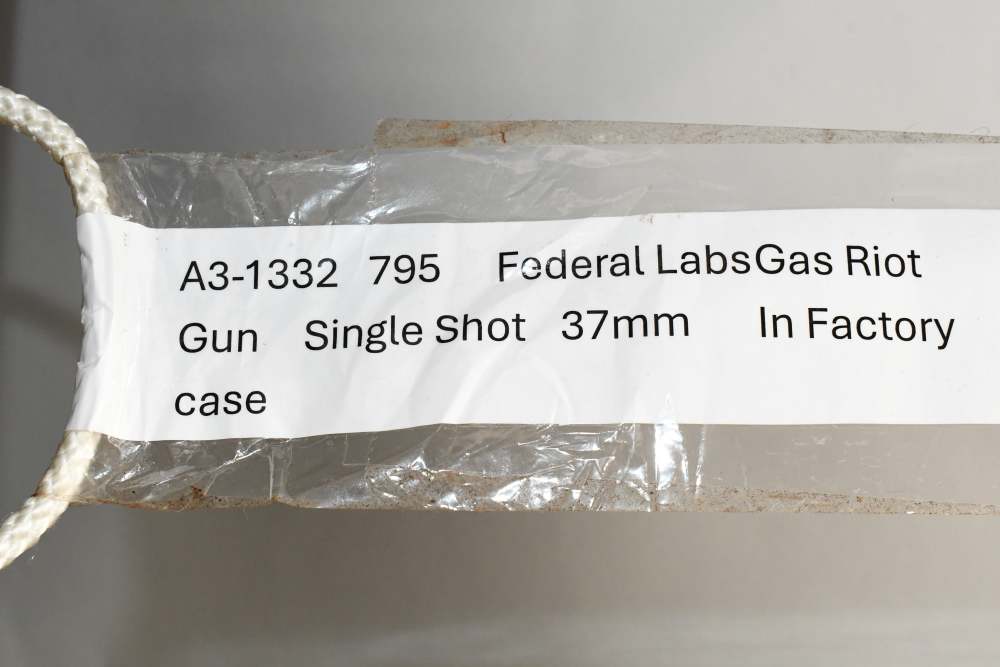 Federal Laboratories 37mm Smoothbore Gas Flare Gun W Transit Case READ-img-28