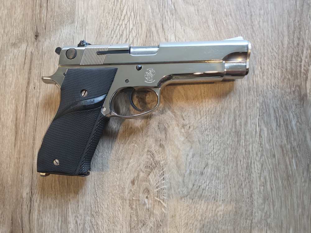 Smith & Wesson Model 39-2 9mm Nickel 4" Adjustable Sights 8RD Mag Excellent-img-1