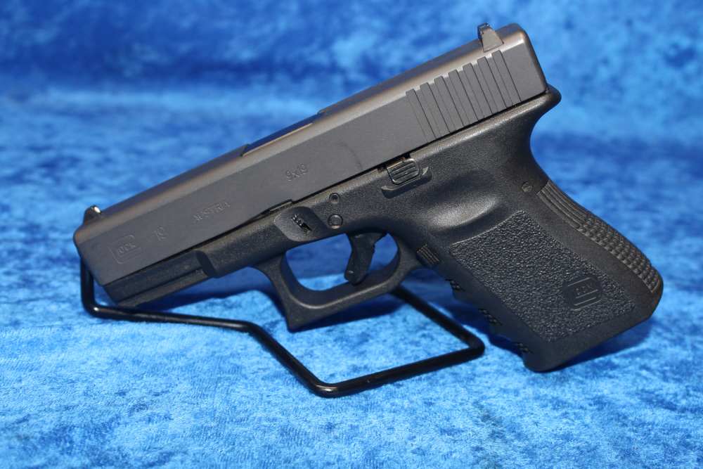 Glock 19 Gen 3 9mm Semi-Automatic Pistol 4" Barrel with 2 Magazines, Case-img-1